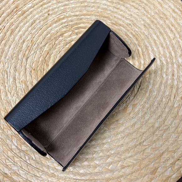 Burberry Spellout Hard Cover Signature Sunglasses Case - Picture 5 of 14